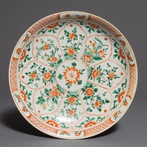 Un plat en porcelaine de Chine famille verte à décor floral, Kangxi — photo 1