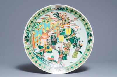 Un plat en porcelaine de Chine famille verte à décor mythologique, 19ème