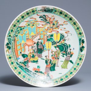Un plat en porcelaine de Chine famille verte à décor mythologique, 19ème — photo 1