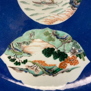 Un plat en porcelaine de Chine famille verte à fond bleu poudré, 19ème — photo 11