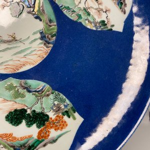 Un plat en porcelaine de Chine famille verte à fond bleu poudré, 19ème — photo 12