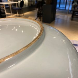 Un plat en porcelaine de Chine famille verte à fond bleu poudré, 19ème — photo 14