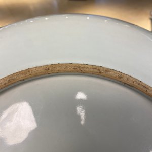 Un plat en porcelaine de Chine famille verte à fond bleu poudré, 19ème — photo 17