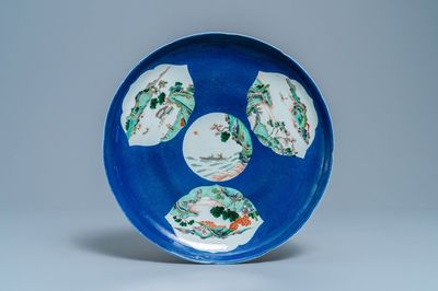 Un plat en porcelaine de Chine famille verte à fond bleu poudré, 19ème