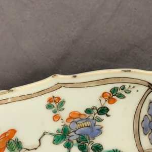 Un plat en porcelaine de Chine famille verte, anc. coll. Auguste le Fort, Kangxi — photo 4