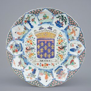 Un plat en porcelaine de Chine famille verte aux armes d'Artoys, Kangxi/Yongzheng, ca. 1720 — photo 1