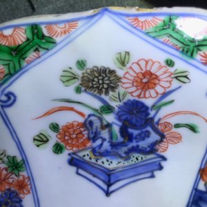 Un plat en porcelaine de Chine famille verte aux armes de France, Kangxi/Yongzheng — photo 7