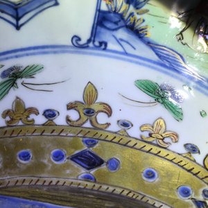 Un plat en porcelaine de Chine famille verte aux armes de France, Kangxi/Yongzheng — photo 8