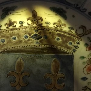 Un plat en porcelaine de Chine famille verte aux armes de France, Kangxi/Yongzheng — photo 4