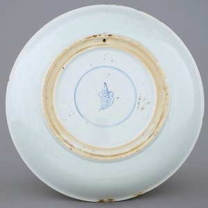 Un plat en porcelaine de Chine famille verte aux symboles taoïstes, Kangxi — photo 3