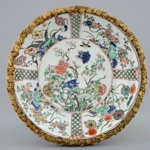 Un plat en porcelaine de Chine famille verte encerclé d'une monture en bronze doré, Kangxi — photo 1