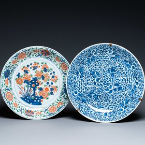 Un plat en porcelaine de Chine famille verte et un en bleu et blanc, Kangxi — photo 1