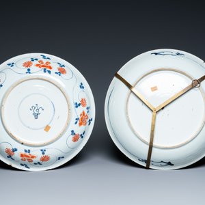 Un plat en porcelaine de Chine famille verte et un en bleu et blanc, Kangxi — photo 3
