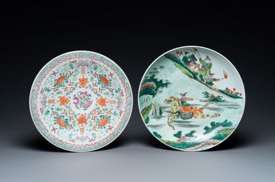 Un plat en porcelaine de Chine famille verte et un en famille rose, 19ème