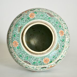 Un plat en porcelaine de Chine famille verte et une assiette doucai, Kangxi, avec un pot à gingembre, 19ème — photo 16