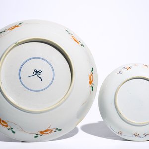 Un plat en porcelaine de Chine famille verte et une assiette doucai, Kangxi, avec un pot à gingembre, 19ème — photo 3