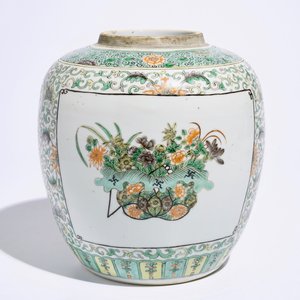 Un plat en porcelaine de Chine famille verte et une assiette doucai, Kangxi, avec un pot à gingembre, 19ème — photo 4