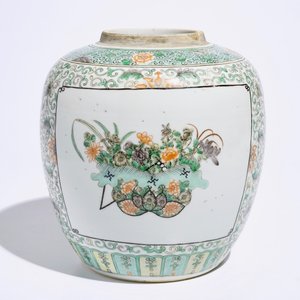 Un plat en porcelaine de Chine famille verte et une assiette doucai, Kangxi, avec un pot à gingembre, 19ème — photo 6