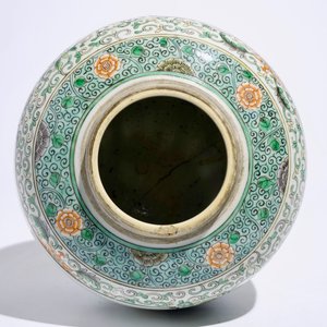 Un plat en porcelaine de Chine famille verte et une assiette doucai, Kangxi, avec un pot à gingembre, 19ème — photo 8