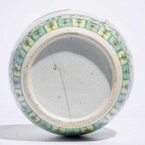 Un plat en porcelaine de Chine famille verte et une assiette doucai, Kangxi, avec un pot à gingembre, 19ème — photo 9
