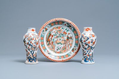 Un plat en porcelaine de Chine famille verte et une paire de vases de style Imari, Kangxi