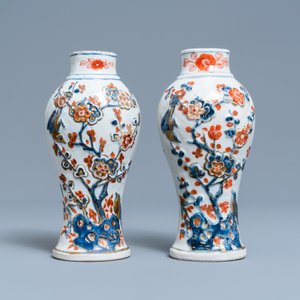 Un plat en porcelaine de Chine famille verte et une paire de vases de style Imari, Kangxi — photo 6