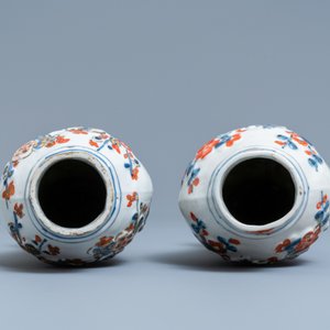 Un plat en porcelaine de Chine famille verte et une paire de vases de style Imari, Kangxi — photo 8