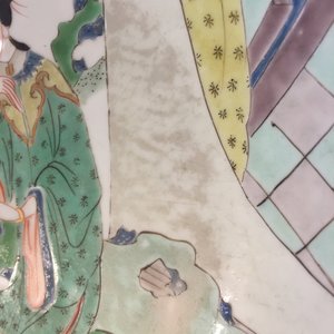 Un plat en porcelaine de Chine famille verte figurant une dame dans un jardin, marque et époque de Kangxi — photo 5