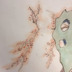 Un plat en porcelaine de Chine famille verte figurant une dame dans un jardin, marque et époque de Kangxi — photo 8
