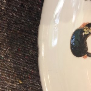 Un plat en porcelaine de Chine famille verte figurant une dame dans un jardin, marque et époque de Kangxi — photo 10
