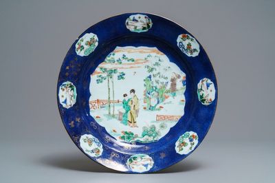 Un plat en porcelaine de Chine famille verte sur fond bleu poudré, Kangxi