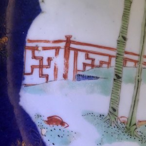 Un plat en porcelaine de Chine famille verte sur fond bleu poudré, Kangxi — photo 11