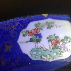 Un plat en porcelaine de Chine famille verte sur fond bleu poudré, Kangxi — photo 3