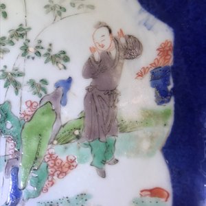 Un plat en porcelaine de Chine famille verte sur fond bleu poudré, Kangxi — photo 10