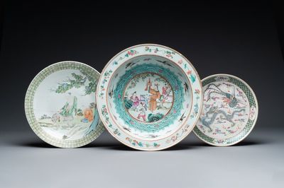 Un plat en porcelaine de Chine famille verte, un bassin et un plat famille rose, 19ème — photo 1