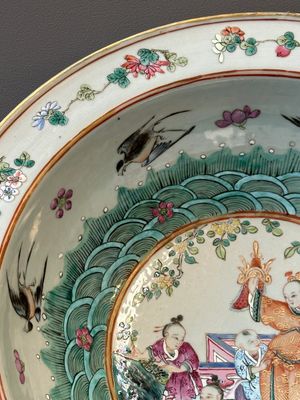 Un plat en porcelaine de Chine famille verte, un bassin et un plat famille rose, 19ème — photo 5