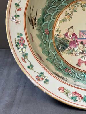 Un plat en porcelaine de Chine famille verte, un bassin et un plat famille rose, 19ème — photo 7
