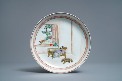 Un plat en porcelaine de Chine fencai à décor d'un lettré dans un fauteuil, Qianlong/Jiaqing
