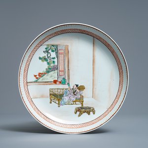 Un plat en porcelaine de Chine fencai à décor d'un lettré dans un fauteuil, Qianlong/Jiaqing — photo 1