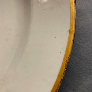 Un plat en porcelaine de Chine grisaille à décor du 'Retour de la chasse' avec une armoirie au dos, Qianlong — photo 10