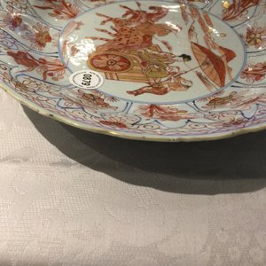 Un plat en porcelaine de Chine 'lait et sang' à décor d'une carrosse, Kangxi — photo 4