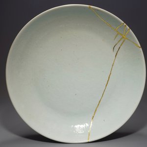 Un plat en porcelaine de Chine monochrome à décor sgraffito, Kangxi — photo 1