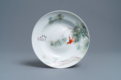 Un plat en porcelaine de Chine qianjiang cai à décor d'un oiseau en vol, 19/20ème