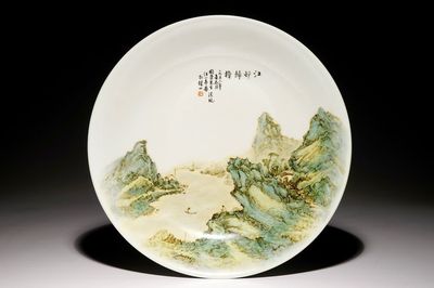 Un plat en porcelaine de Chine qianjiang cai à décor d'un paysage, 19/20ème