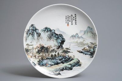 Un plat en porcelaine de Chine qianjiang cai à inscription de Wang Ye Ting, 20ème