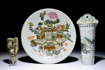 Un plat en porcelaine de Chine qianjiang cai et deux vases d'applique, 19/20ème