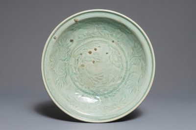 Un plat en porcelaine de Chine qingbai à décor floral incisé, Ming