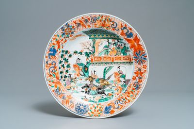 Un plat en porcelaine de Chine rose-verte à décor du 'Général Yang et Mu Guiying', Kangxi/Yongzheng