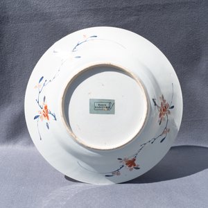 Un plat en porcelaine de Chine rose-verte à décor du 'Général Yang et Mu Guiying', Kangxi/Yongzheng — photo 4