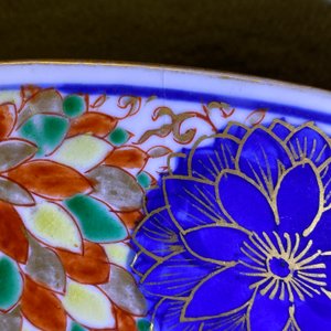Un plat en porcelaine de Chine rose-verte à décor du 'Général Yang et Mu Guiying', Kangxi/Yongzheng — photo 5
